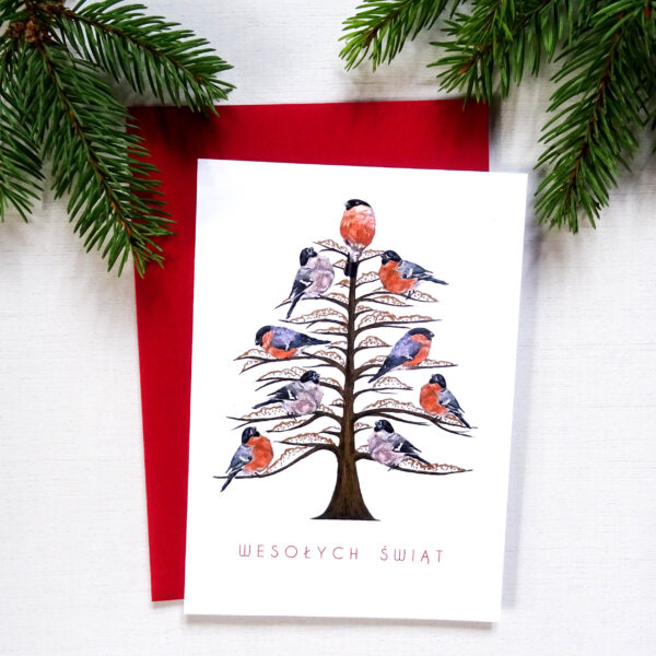 Kartka Świąteczna z Choinką pełną barwnych i czerwoną kopertą w komplecie.