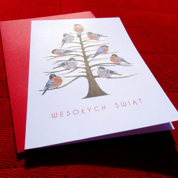 Kartka Świąteczna z Choinką pełną barwnych i czerwoną kopertą w komplecie.