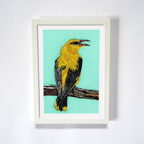 Oryginalny obrazek Wilgi z żywym błękitnym tłem w białej ramce na ścianie.