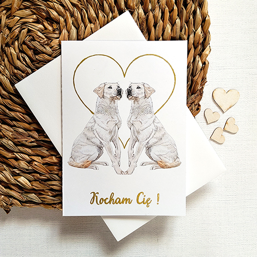 Kartka Walentynkowa z Pieskami, Zakochana Para Białych Labradorów z dużym złotym sercem w tle.