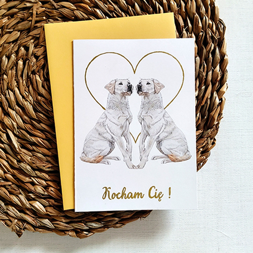 Kartka Walentynkowa z Pieskami, Zakochana Para Białych Labradorów z dużym złotym sercem w tle.