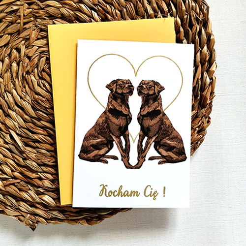 Kartka Walentynkowa z Pieskami, Zakochana Para Brązowych Labradorów z dużym złotym sercem w tle.