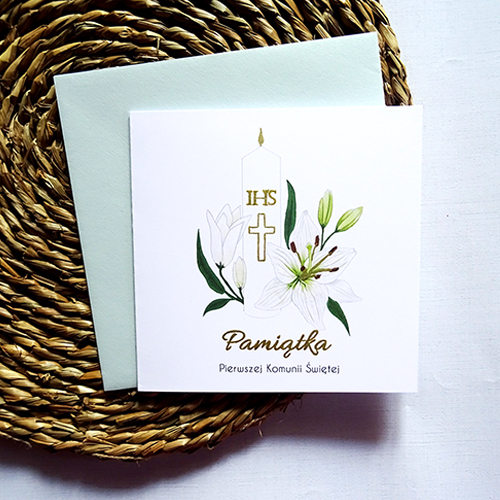 Kartka Komunijna z Świecą i Liliami z napisem IHS w środku oraz delikatnymi złotymi detalami na Lilii, Pamiątka Pierwszej Komunii Świętej.