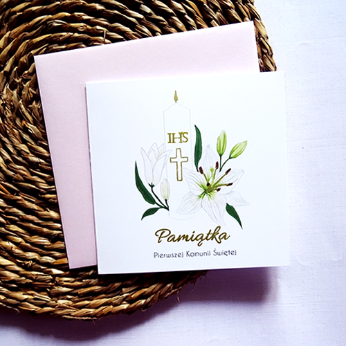 Kartka Komunijna z Świecą i Liliami z napisem IHS w środku oraz delikatnymi złotymi detalami na Lilii, Pamiątka Pierwszej Komunii Świętej.
